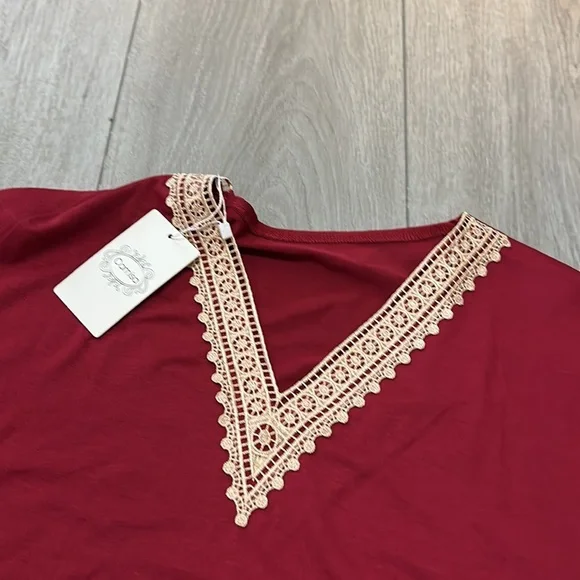 NWT 🏷️ Maroon laced tee camisa medium - Picture 2 of 5